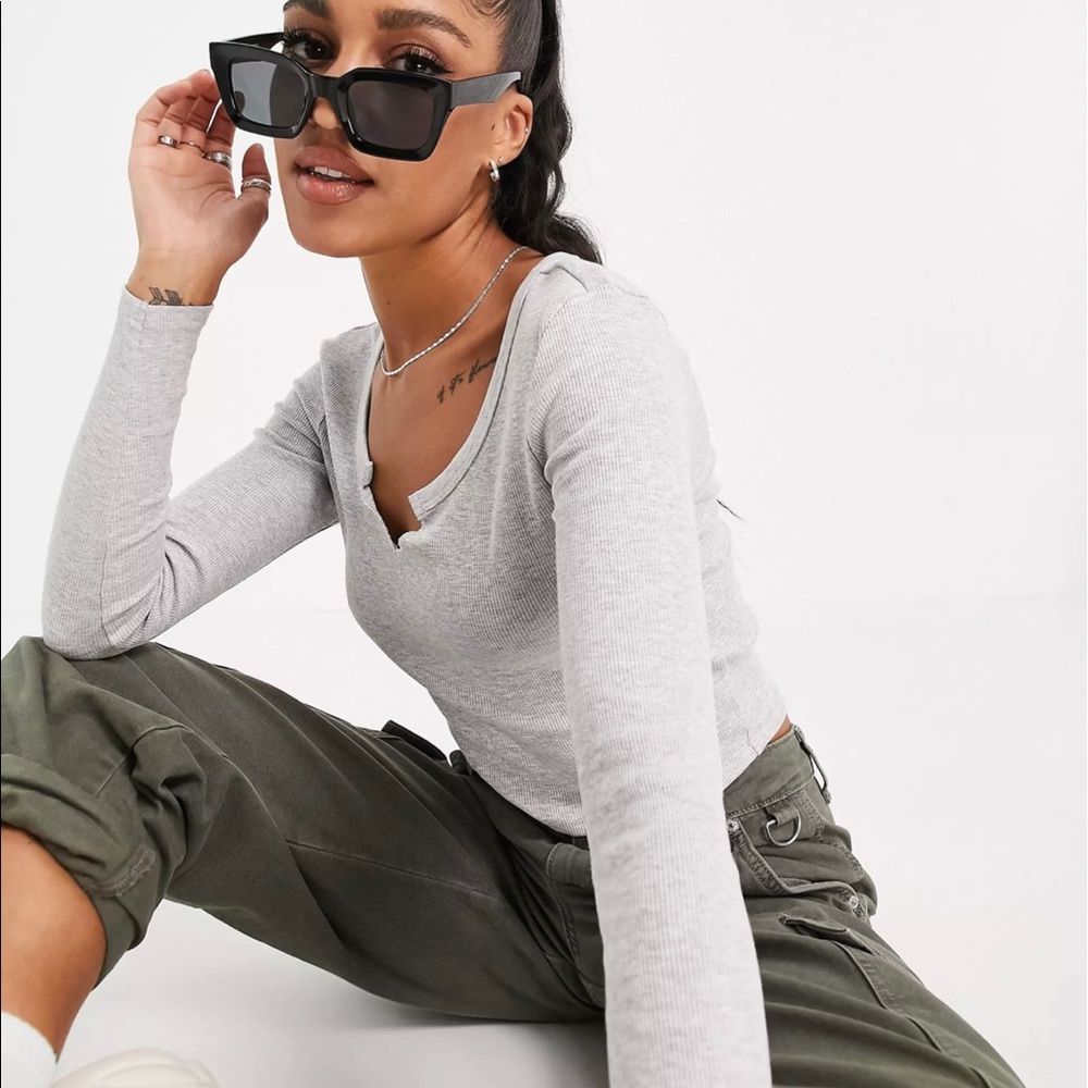 NEW grey long sleeves shirt ribbed. Size Med. Brand new, circle with V cut nexk